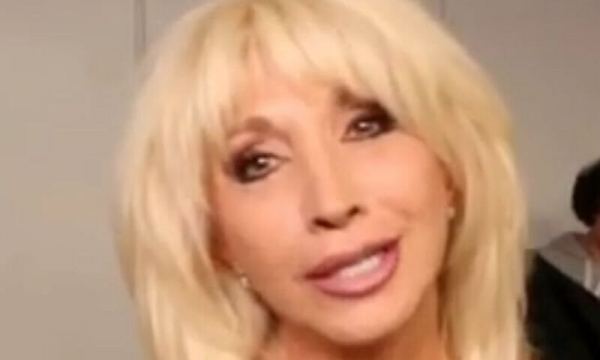 Ирина Аллегрова впервые за долгое время вышла на сцену и обратилась &laquo;ко всем живущим&raquo;: видео