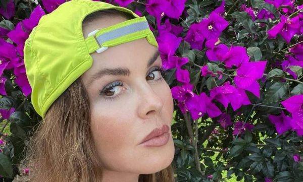 Ведущая Екатерина Андреева похвасталась внушительным декольте: пикантное видео