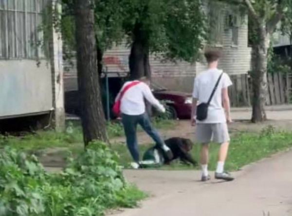 В Воронеже выпускники местной школы избили двоих мужчин во время празднования последнего звонка В Воронеже выпускники местной школы избили двоих мужчин во время празднования последнего звонка