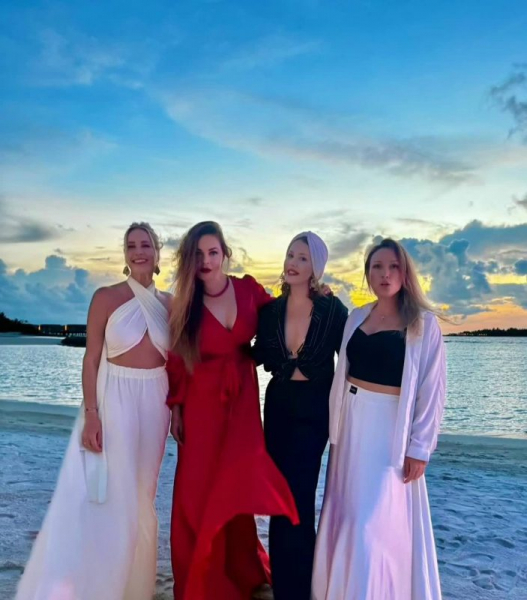 Ведущая Екатерина Андреева похвасталась внушительным декольте: пикантное видео