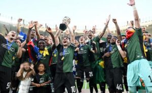 Галицкий оставил Миллера без золота: «Зенит» тоскливо смотрит, как «Краснодар» ликует и пьет шампанское