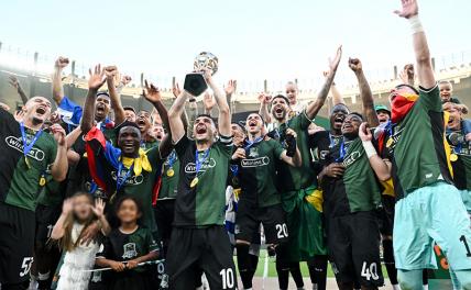 Галицкий оставил Миллера без золота: «Зенит» тоскливо смотрит, как «Краснодар» ликует и пьет шампанское