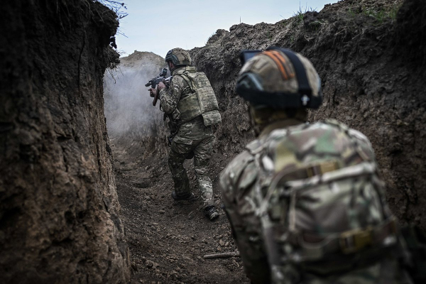 «Хотели пожениться, когда приедет в отпуск» У гражданских жен бойцов СВО почти нет прав. С какими проблемами они сталкиваются? «Хотели пожениться, когда приедет в отпуск» У гражданских жен бойцов СВО почти нет прав. С какими проблемами они сталкиваются?