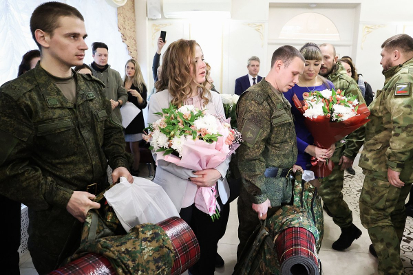 «Хотели пожениться, когда приедет в отпуск» У гражданских жен бойцов СВО почти нет прав. С какими проблемами они сталкиваются? «Хотели пожениться, когда приедет в отпуск» У гражданских жен бойцов СВО почти нет прав. С какими проблемами они сталкиваются?