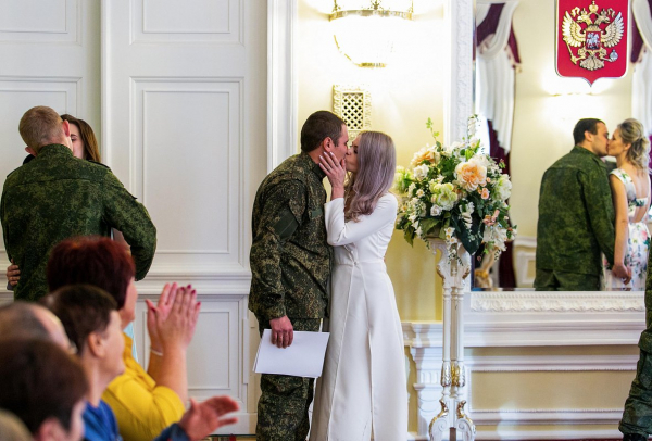 &laquo;Мальвинки&raquo; и &laquo;черные вдовы&raquo;. Что известно о секс-агентах, высасывающих деньги из бойцов СВО?