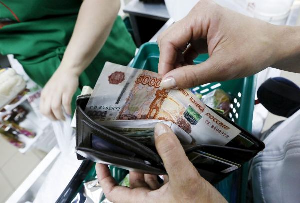 &laquo;Ты будешь меня слушать&raquo; Россиянок лишают права тратить собственные деньги. Как устроена их жизнь?