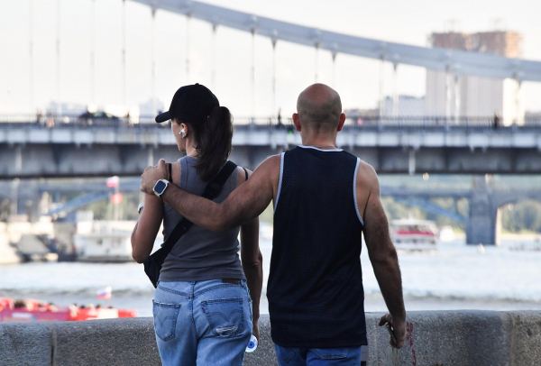 &laquo;Ты будешь меня слушать&raquo; Россиянок лишают права тратить собственные деньги. Как устроена их жизнь?