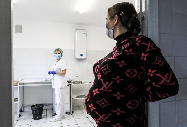 &laquo;Ты будешь меня слушать&raquo; Россиянок лишают права тратить собственные деньги. Как устроена их жизнь?