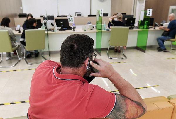 &laquo;Ты будешь меня слушать&raquo; Россиянок лишают права тратить собственные деньги. Как устроена их жизнь?