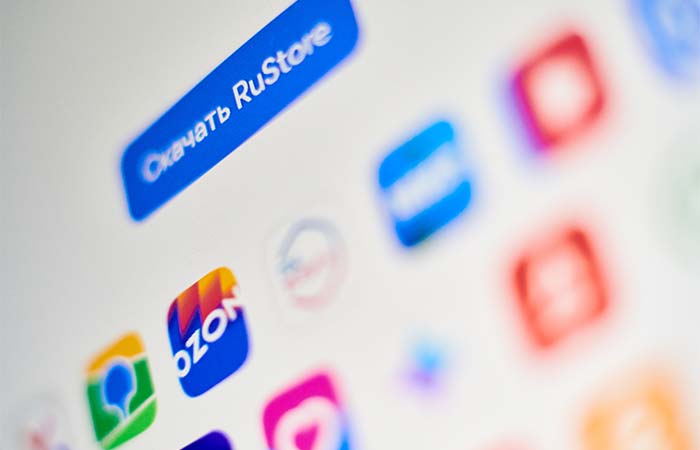 Президент подписал закон о предустановке RuStore на смартфоны при продаже в России