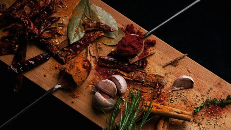 Засушенные специи разложены на доске