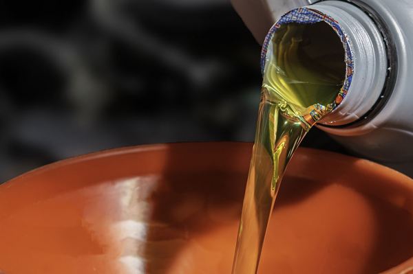 Какое масло заливать в культиватор: советы по выбору и замене