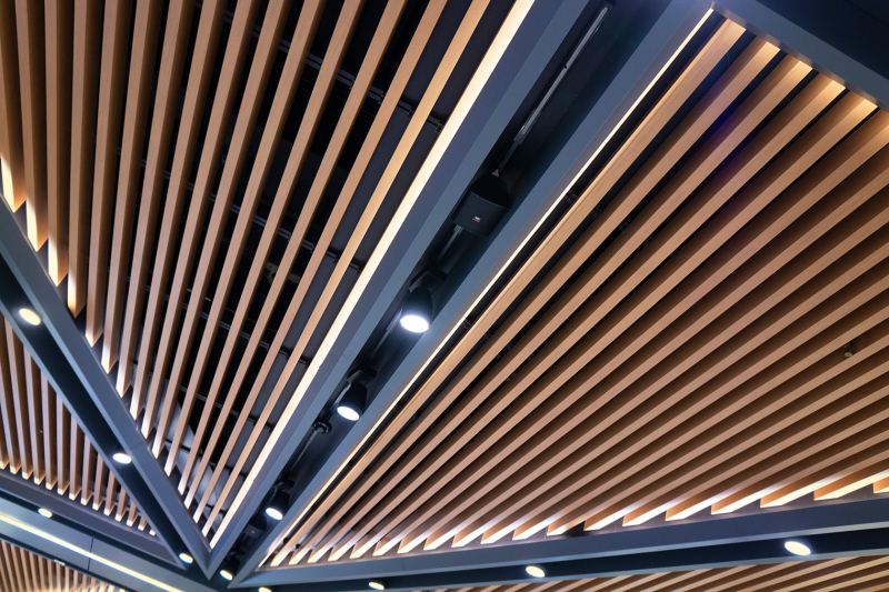 Как сделать реечный потолок — нестандартную альтернативу натяжному