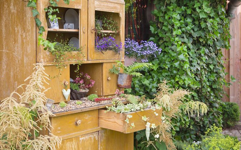 Комод-огород и зеркало-пруд: как создать арт-объект на даче