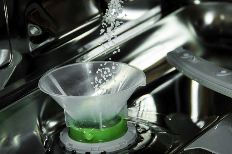 Соль в посудомоечной машине: как ее применять и можно ли чем-то заменить