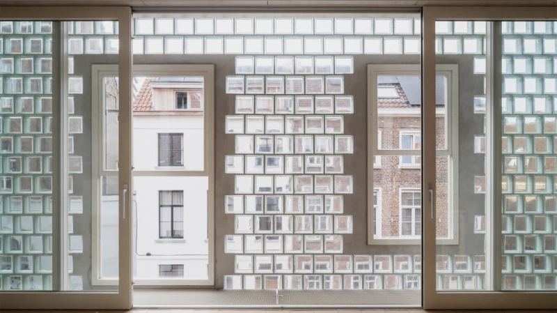 В Бельгии построили дом со стеклянно-кирпичным фасадом