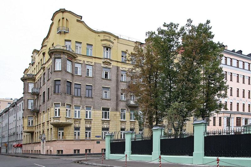 В центре Москвы в столетнем доме с гусямбой выставили на аукцион