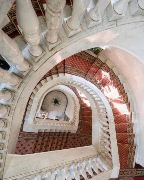 В центре Москвы в столетнем доме с гусямбой выставили на аукцион