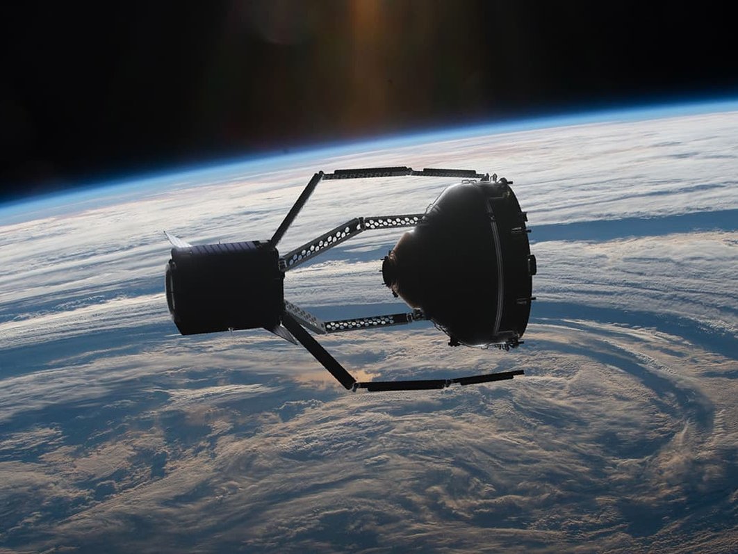 Визуализация работы космического корабля ClearSpace-1, который, согласно проекту, сможет удалить с орбиты отработавший свой срок аппарат