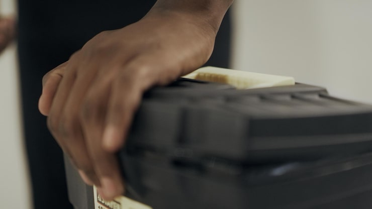 Накладка на ручке чемодана Samsonite - это не только элемент дизайна, но и важная деталь, обеспечивающая комфорт при транспортировке. Со временем накладка может потерять свои первоначальные свойства, износиться или даже оторваться. В таком случае замена накладки вполне решаемая задача, которую можно выполнить самостоятельно, не прибегая к услугам профессионалов.