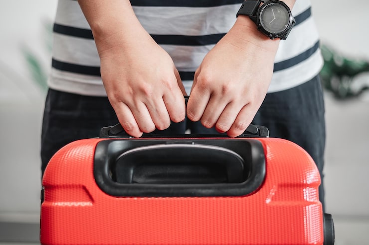 Как приклеить оторвавшуюся накладку на ручку чемодана Samsonite